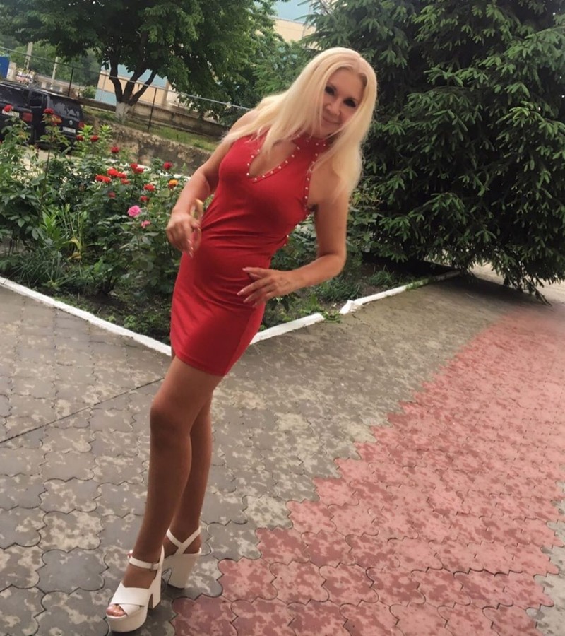 Женщина в красном