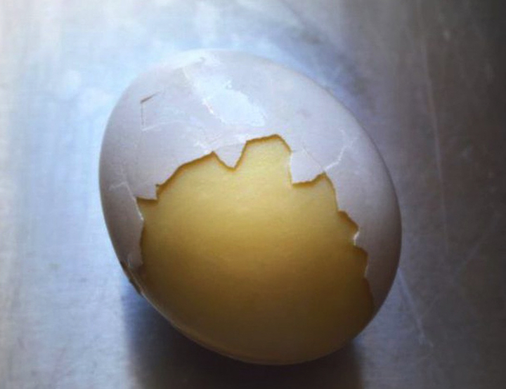 Результата верчения яйца - нечто вроде омлета.
