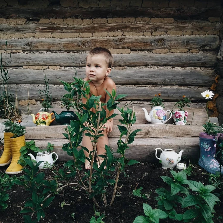 Многодетные в деревне. Дети в глухих деревнях. Девочка в глухой деревне. Семьи из глухой деревни. Босоногие многодетные семьи в деревне летом.