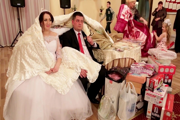 жених моет ноги невесте зачем. Смотреть фото жених моет ноги невесте зачем. Смотреть картинку жених моет ноги невесте зачем. Картинка про жених моет ноги невесте зачем. Фото жених моет ноги невесте зачем
