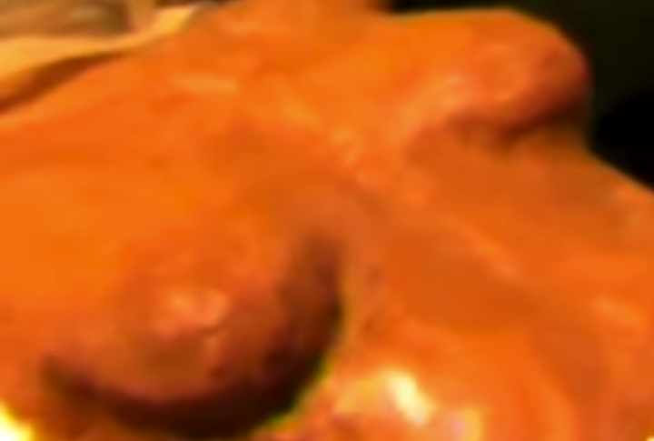 Тело инопланетянки, покрытое некой прозрачной пленкой.