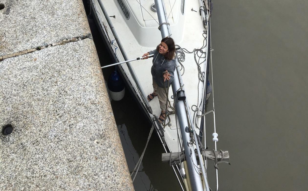Юля помогала супругу управлять яхтой