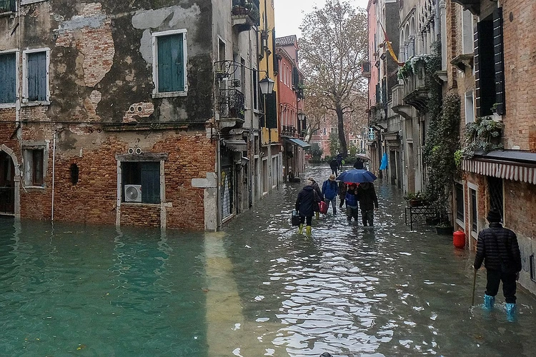Город с водными улицами. Венис италия. Водная улице. Венеция бедный город. Италия каналы венеции.