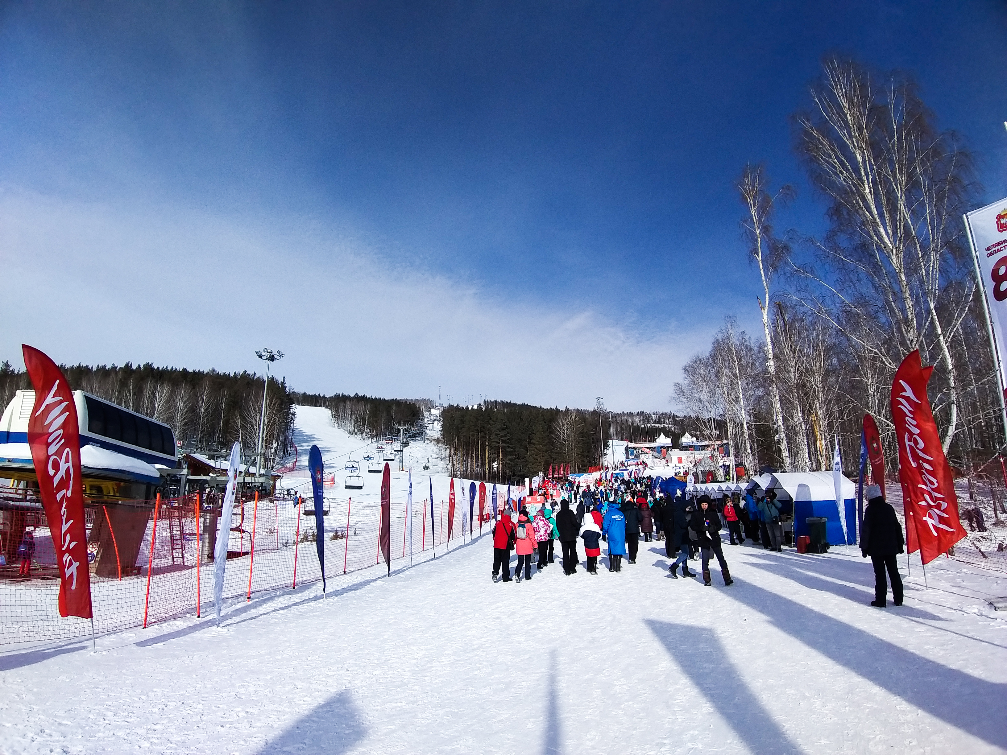 Все трассы «Солнечной долины» сертифицированы Международной федерацией фристайла, поэтому здесь часто проходят различные соревнования.