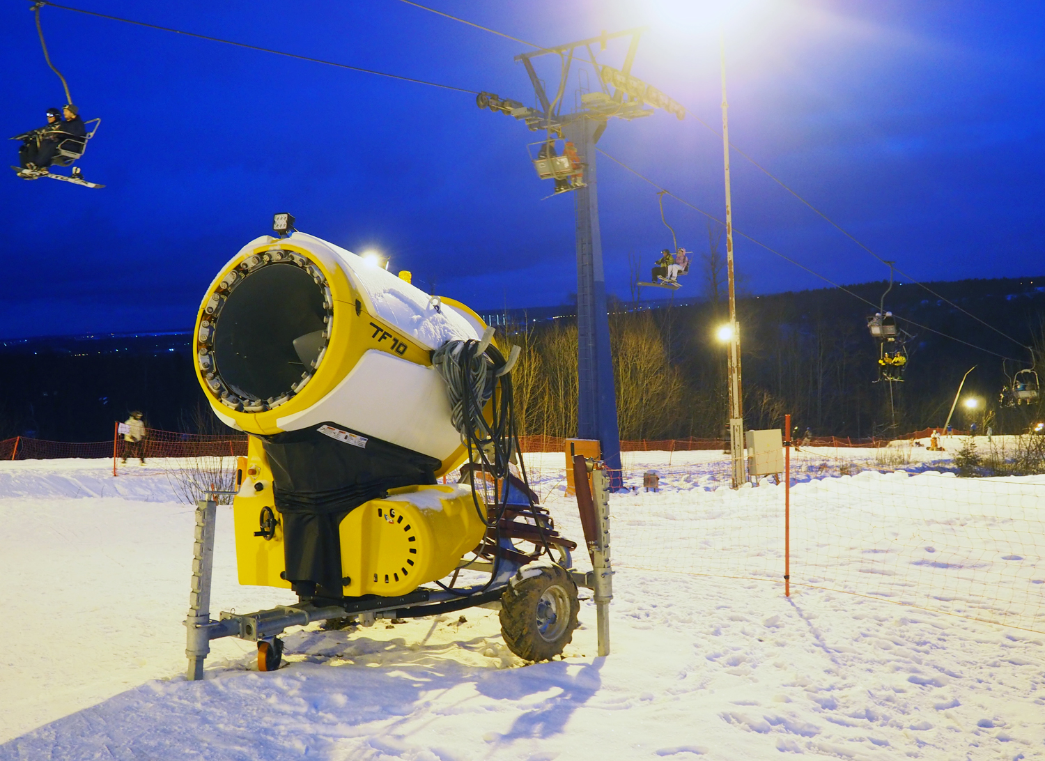 Снежные пушки спасают любителей горных лыж и сноубордов этой аномальной зимой