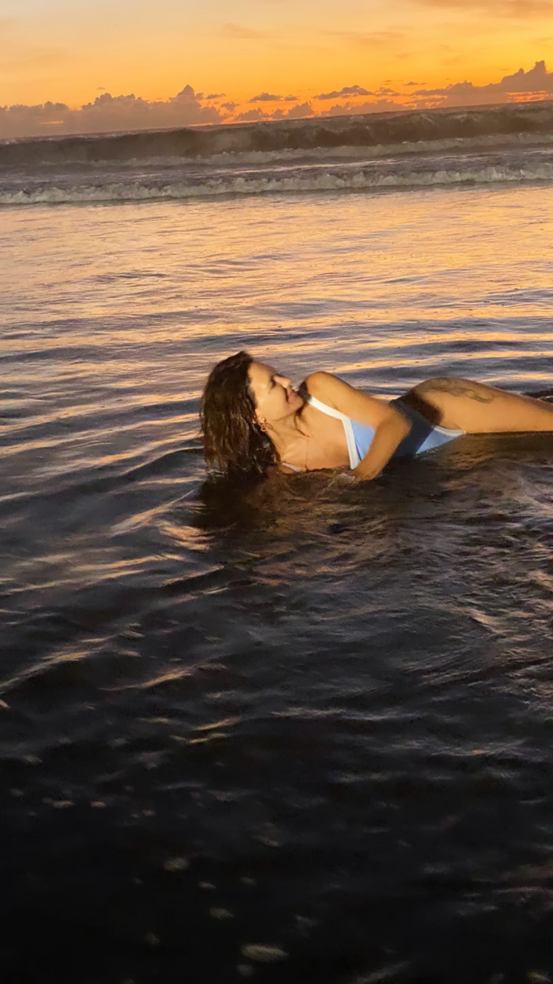 Поклонники в этот момент наблюдали не за красотами природы, а самой Екатериной. Фото: кадр видео.