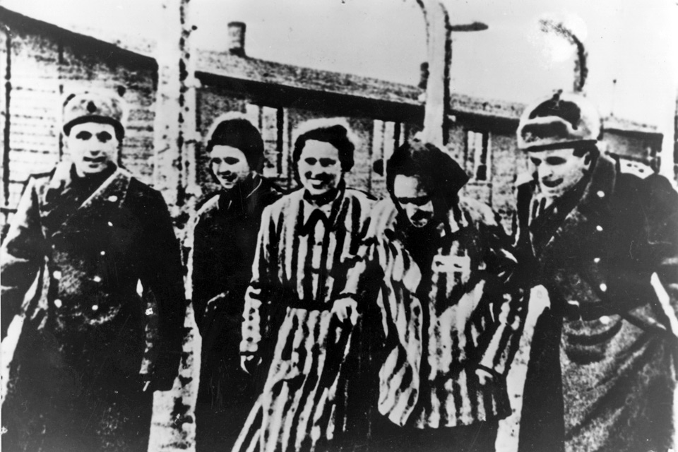 Освобожденные из немецкого лагеря смерти встречают бойцов Красной Армии.