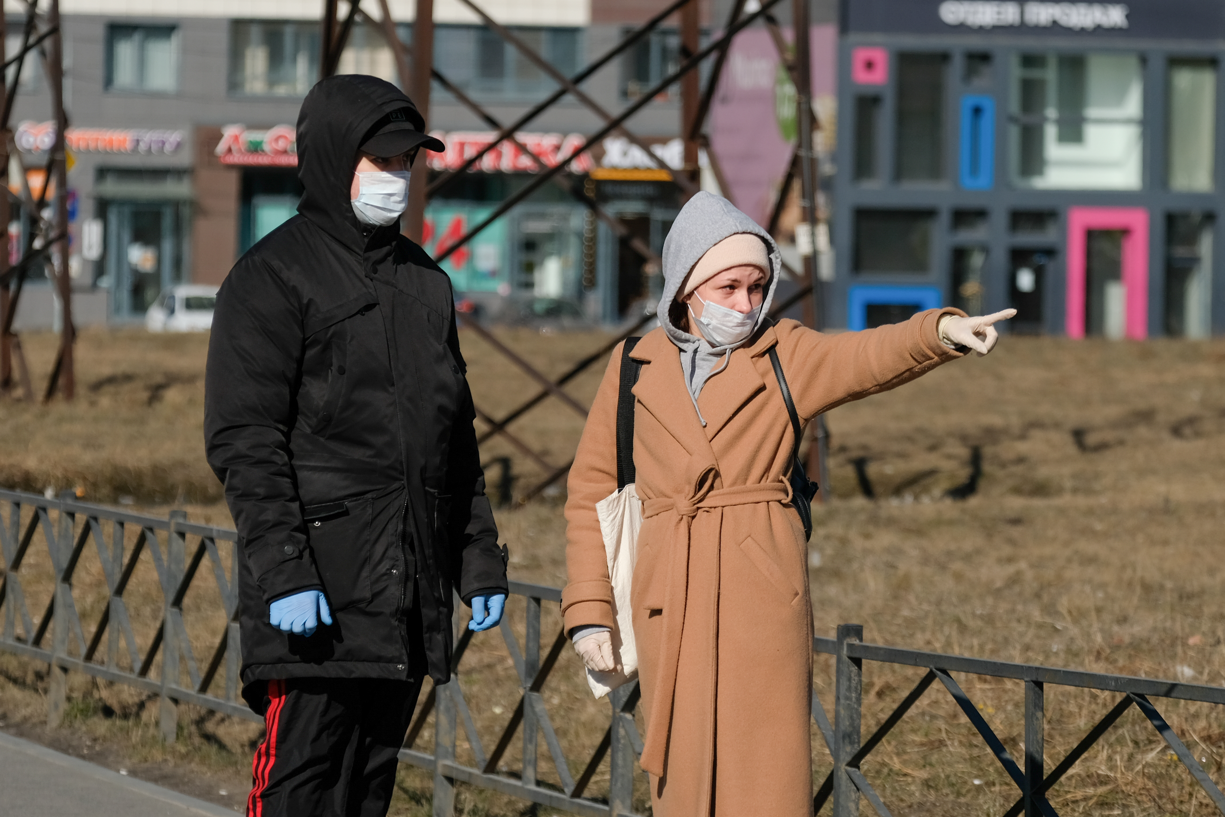 Выходы на улицу в Санкт-Петербурге не запрещены, но категорически не приветствуются.