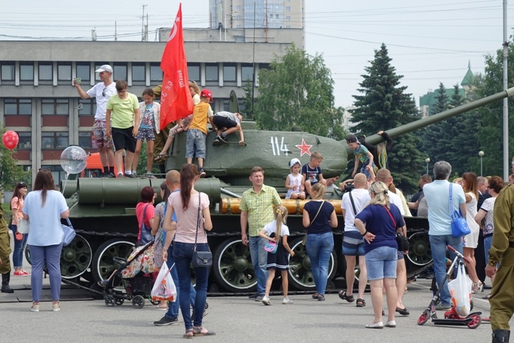 Ребятна и взрослые на несколько часов атаковали танк-легенду.