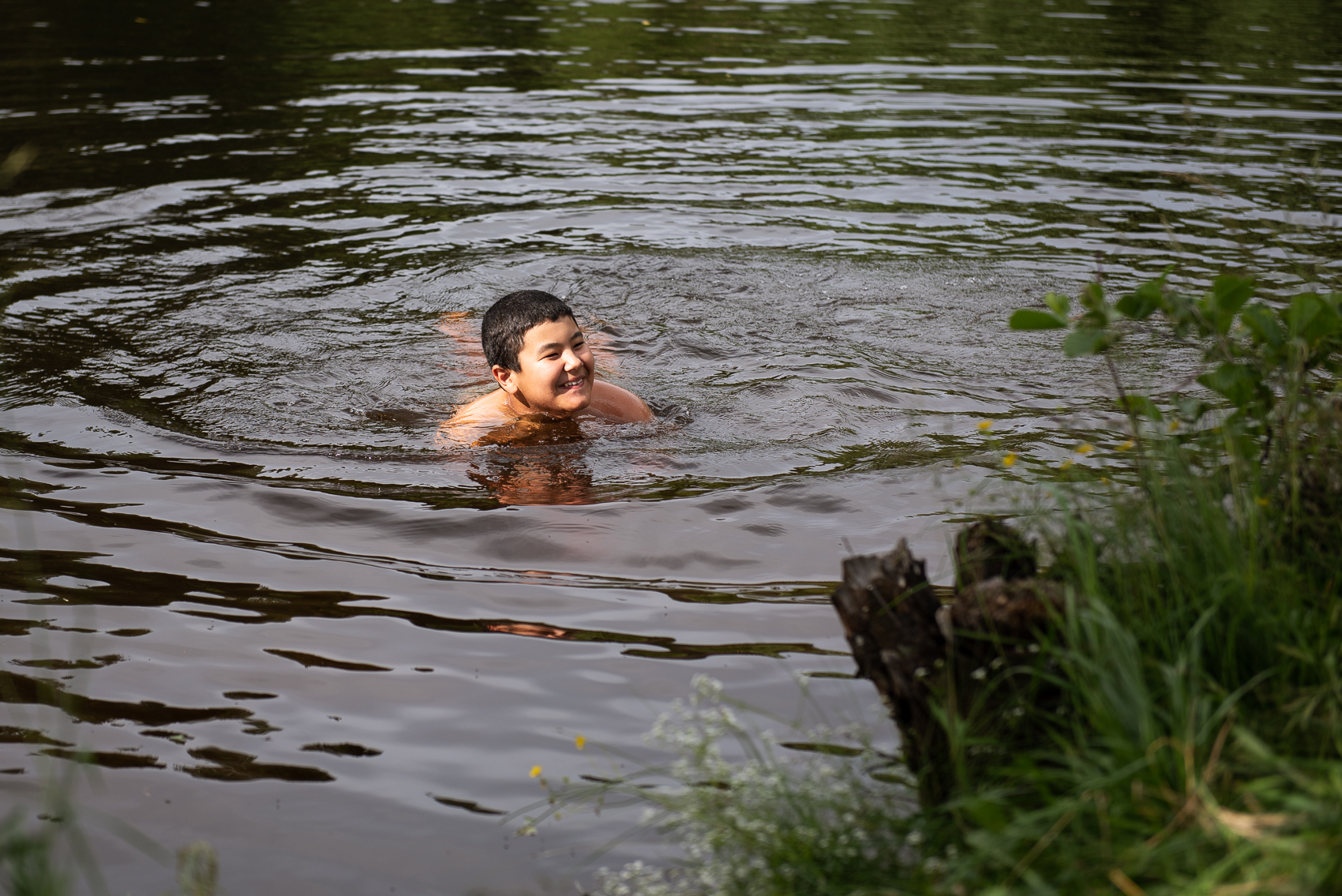 В озере у деревни Смолькино очень чистая теплая вода.