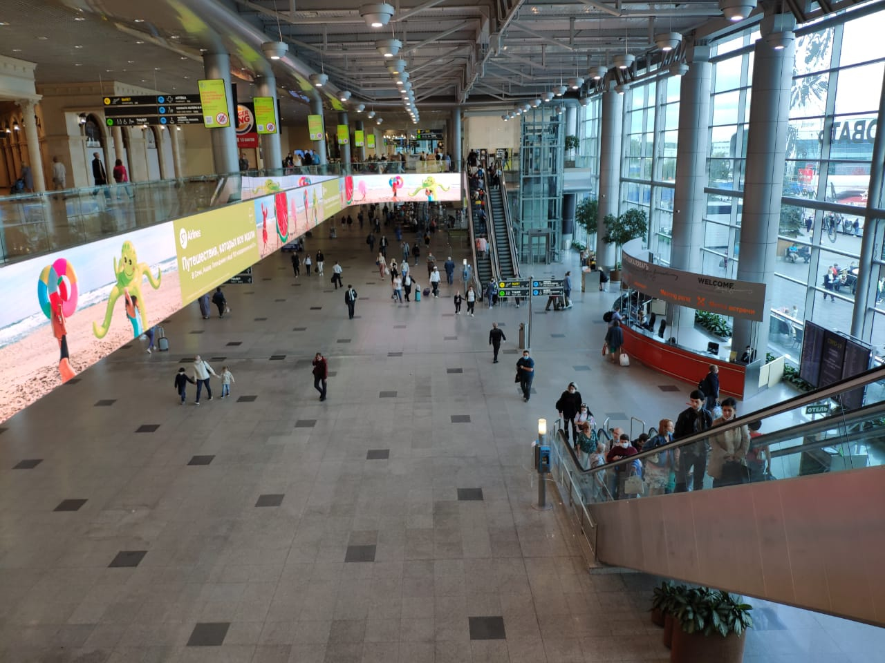 На входе просят надеть маски. Для формальности пассажиры надевают, но в терминале снимают, потому что жарко.