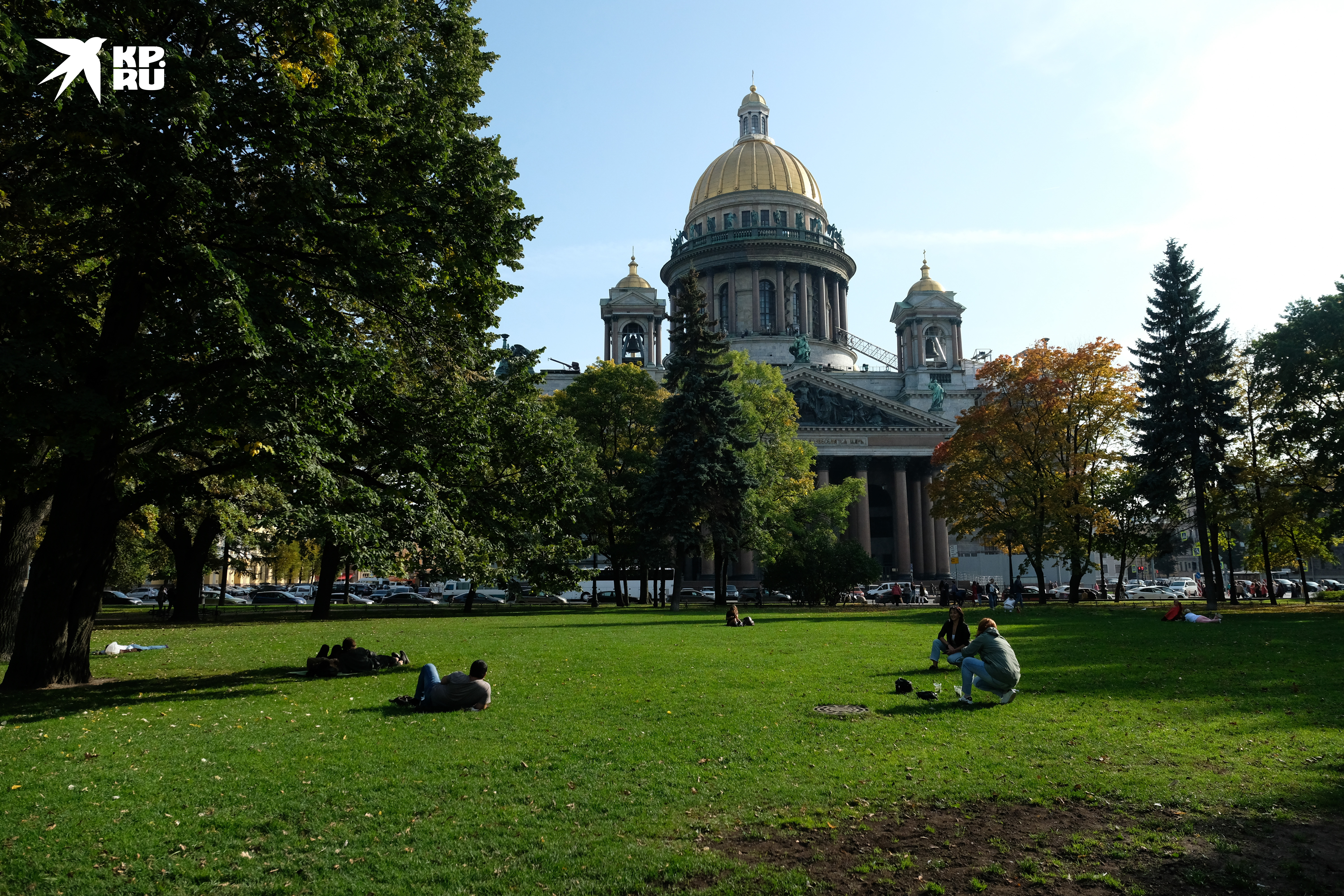 Александровский сад располагается в самом центре Санкт-Петербурга и окружен главными достопримечательностями города.