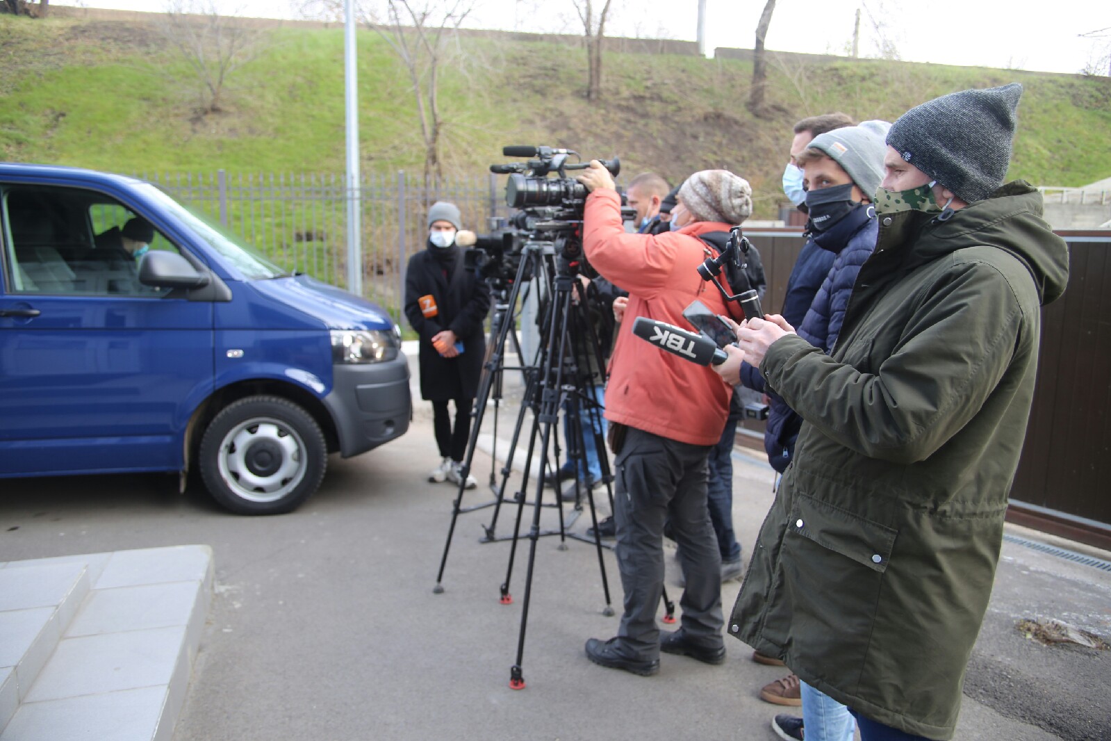 Журналисты ждут Анатолия Быкова рядом со зданием суда