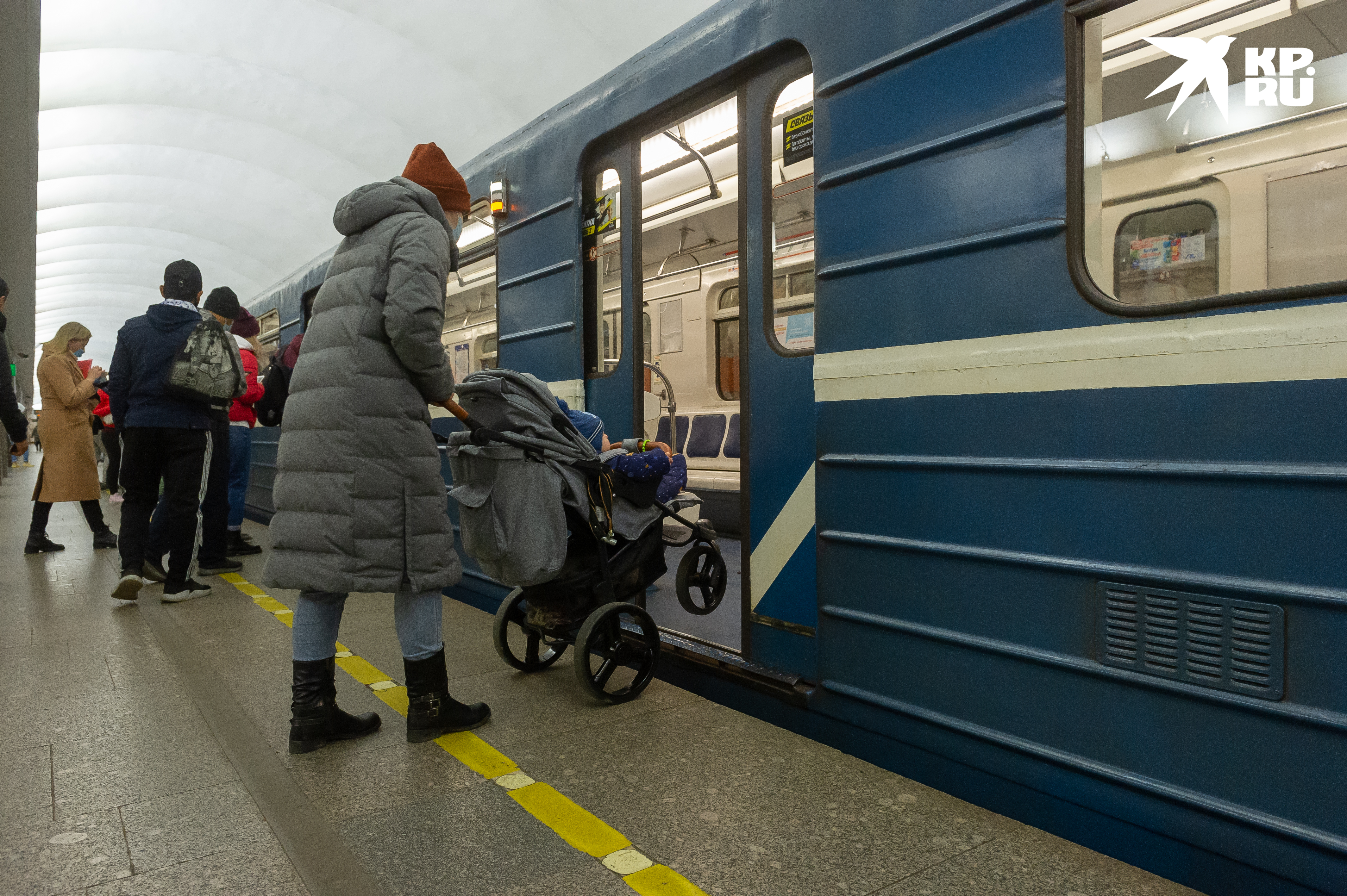 Задержка поезда санкт петербург. Поезда на синей ветке метро СПБ. ЧП на красной ветке метро СПБ. Синяя ветка СПБ поезд теарт. Питерцы жалуются на новый информатор в метро СПБ.