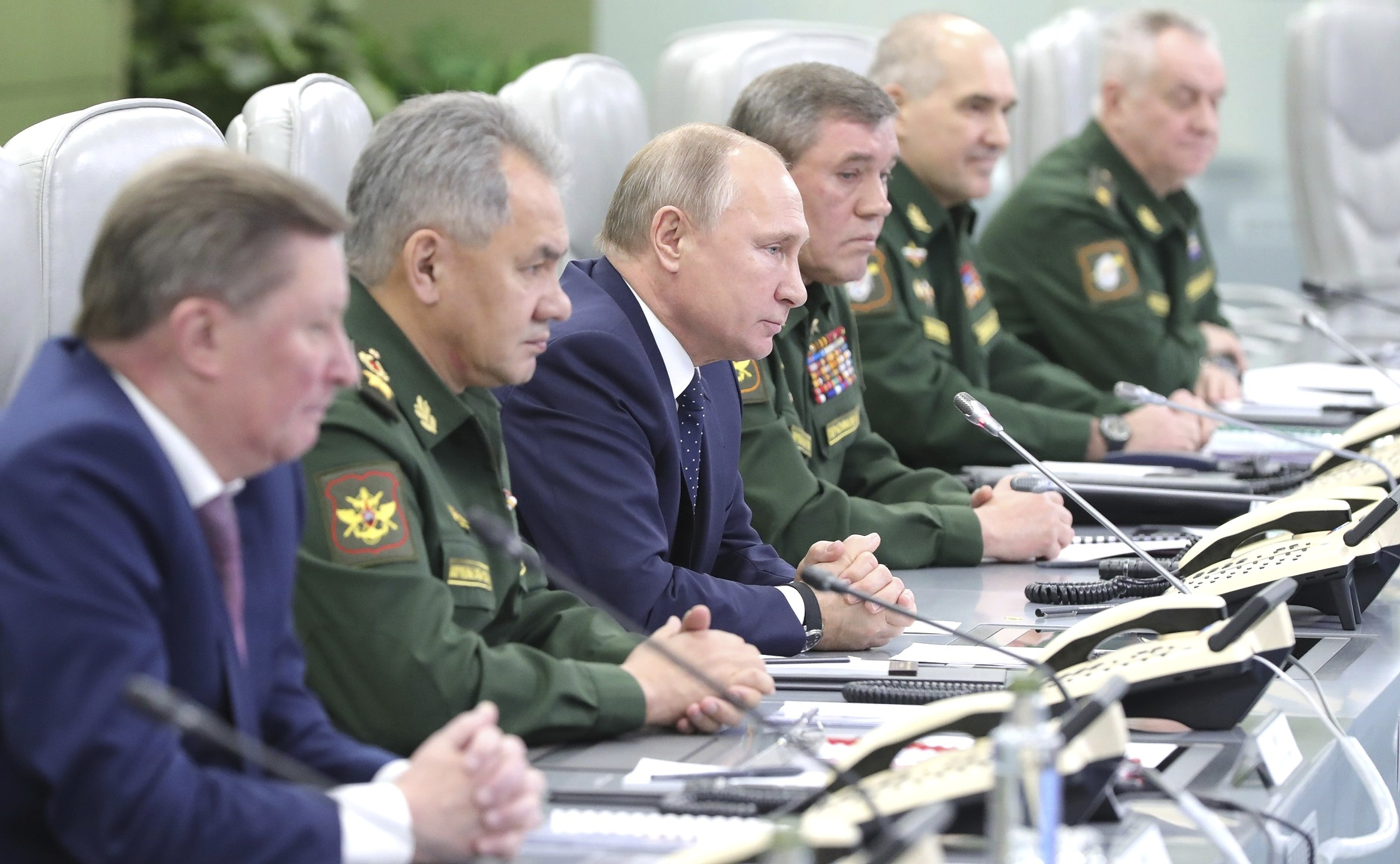 Президент России Владимир Путин, слева, вместе с министром обороны Сергеем Шойгу и Главнокомандующим Сухопутными войсками генералом А. Валерий Герасимов смотрите видеозапись испытательной стрельбы
