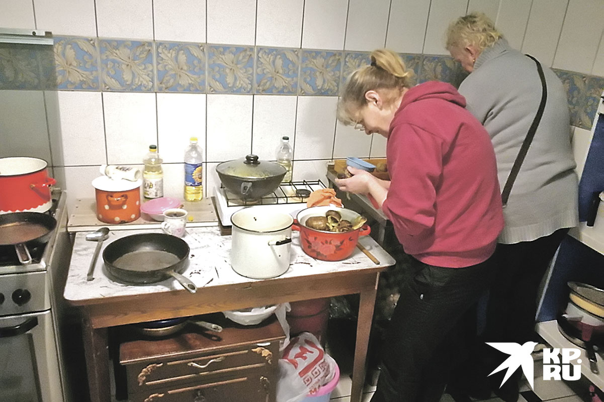 Женщин на стройку не пошлешь, но работы по дому им тоже хватает.