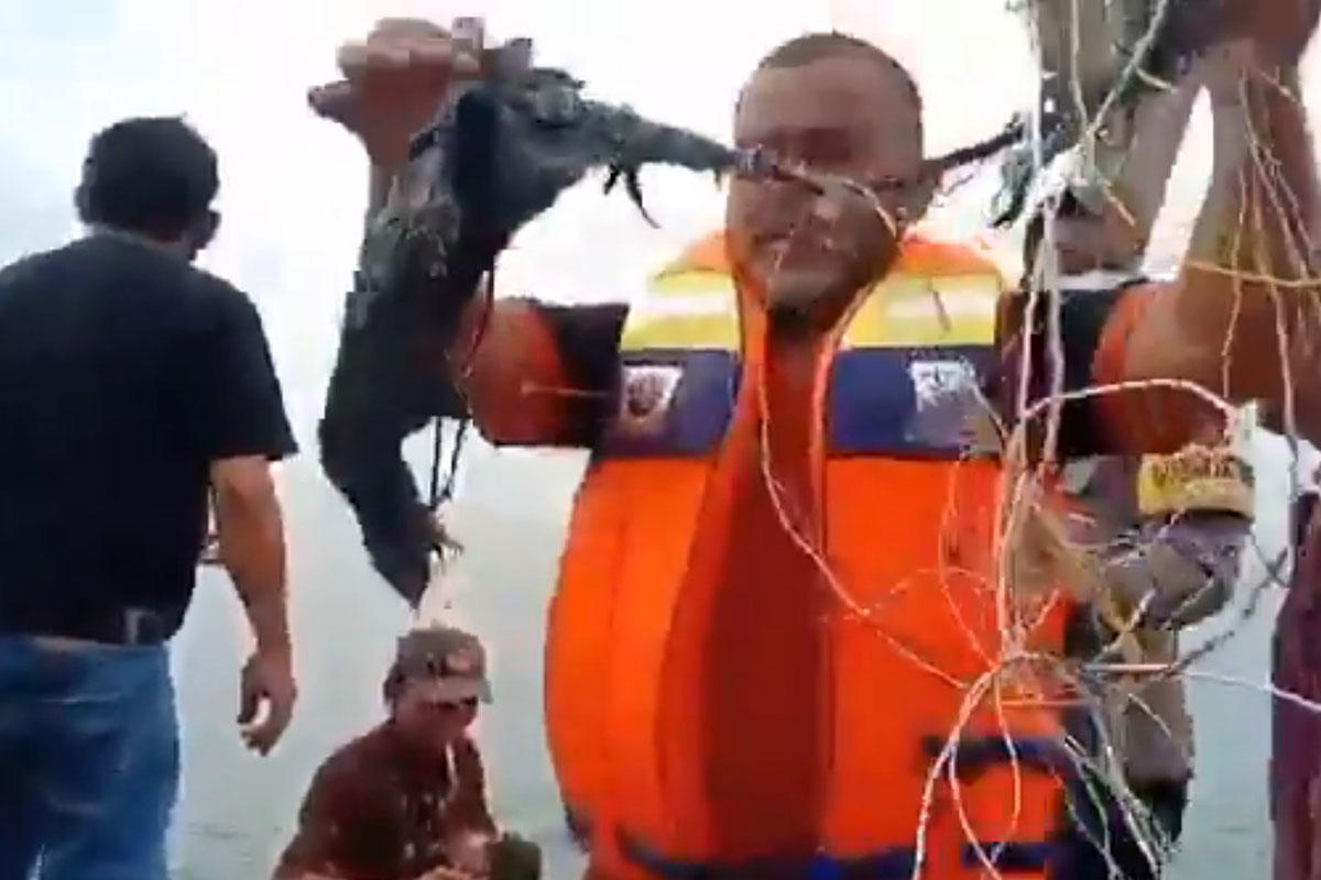 Отметим, что официальные власти Индонезии подтверждают только потерю связи с бортом и начало поисково-спасательной операции.