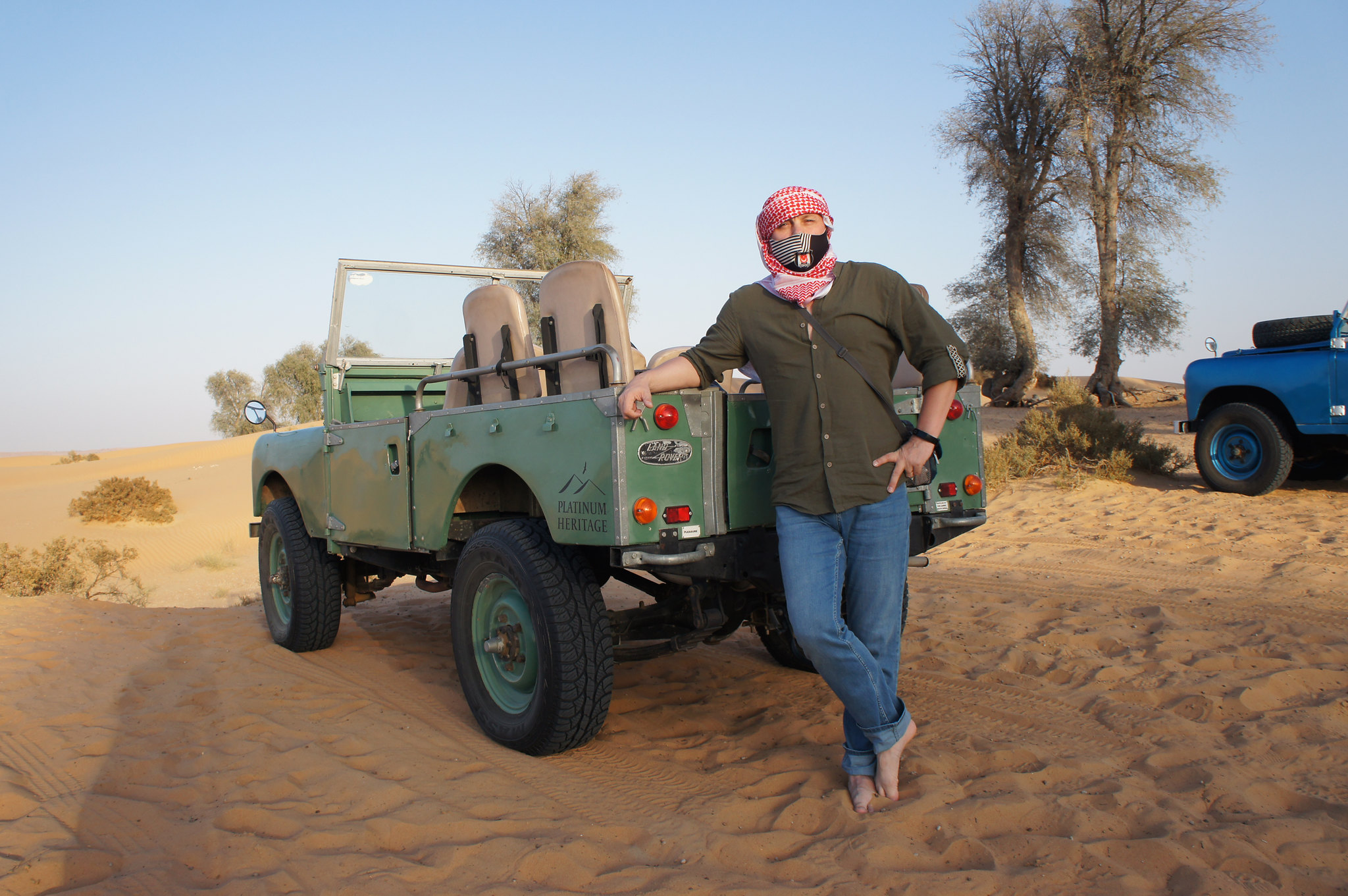 Турфирмы предлагают поездки на старых Land Rover. Арафатки и платки раздают в подарок