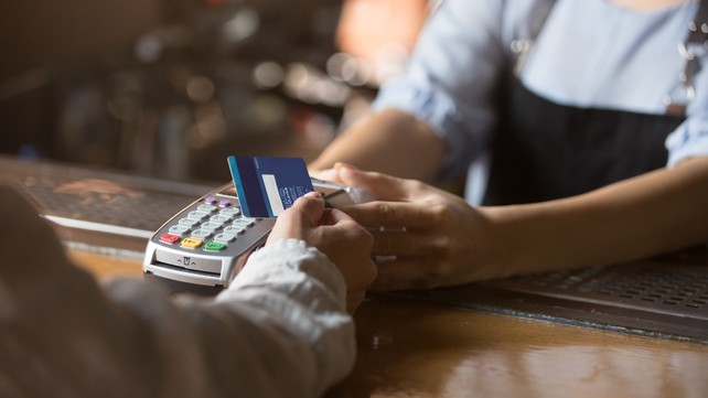 Mastercard и Visa приостанавливают работу в России. В Национальной системе платежных карт предложили альтернативу