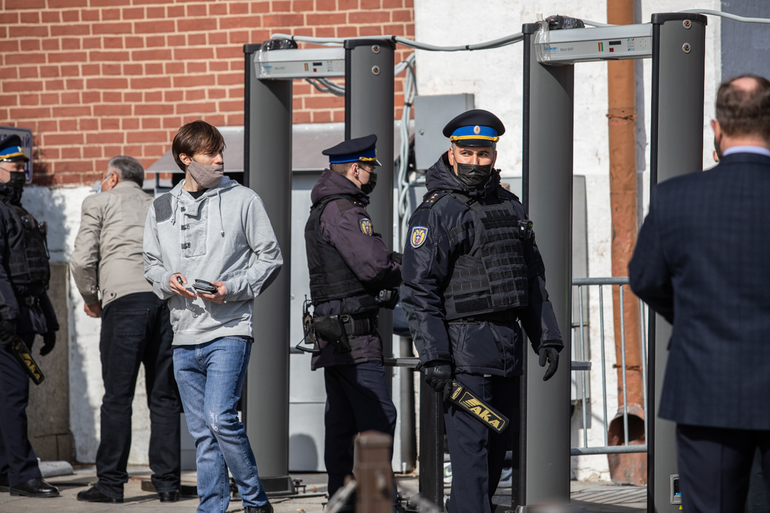 Чтобы попасть к Кремлевской стене, нужно пройти осмотр сотрудниками ФСО