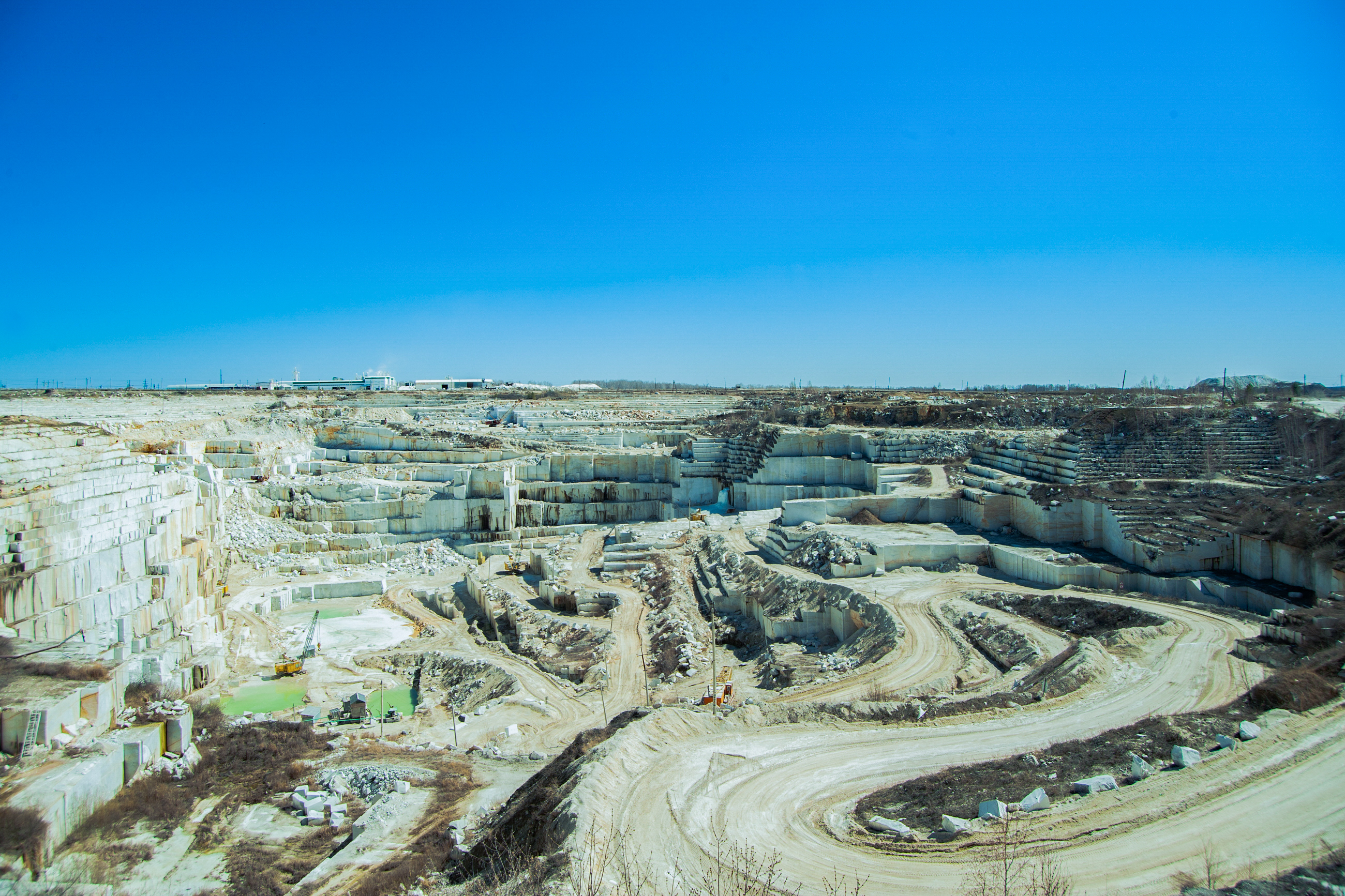 Мраморный карьер похож на амфитеатр.