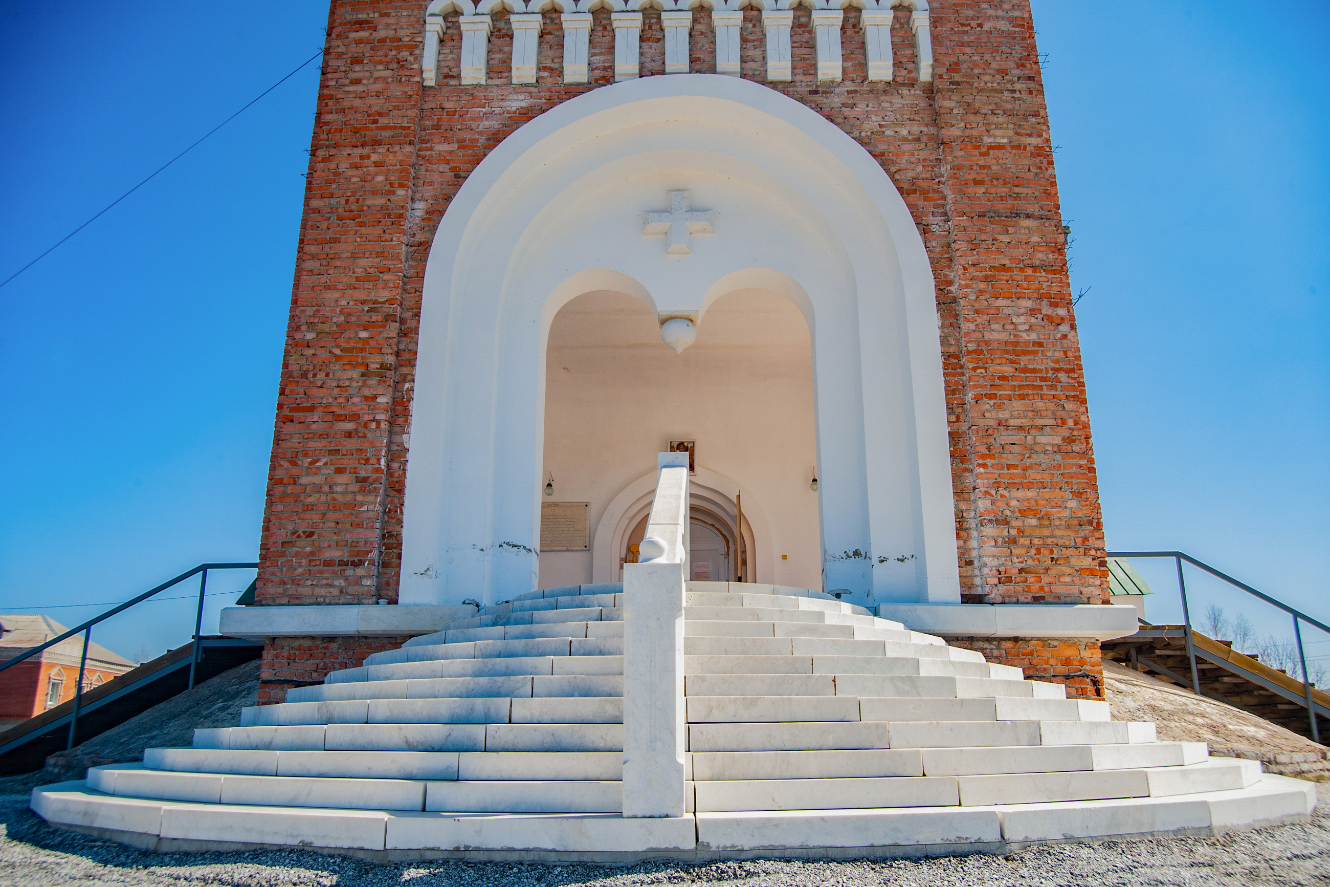 В храм ведет мраморные ступени.