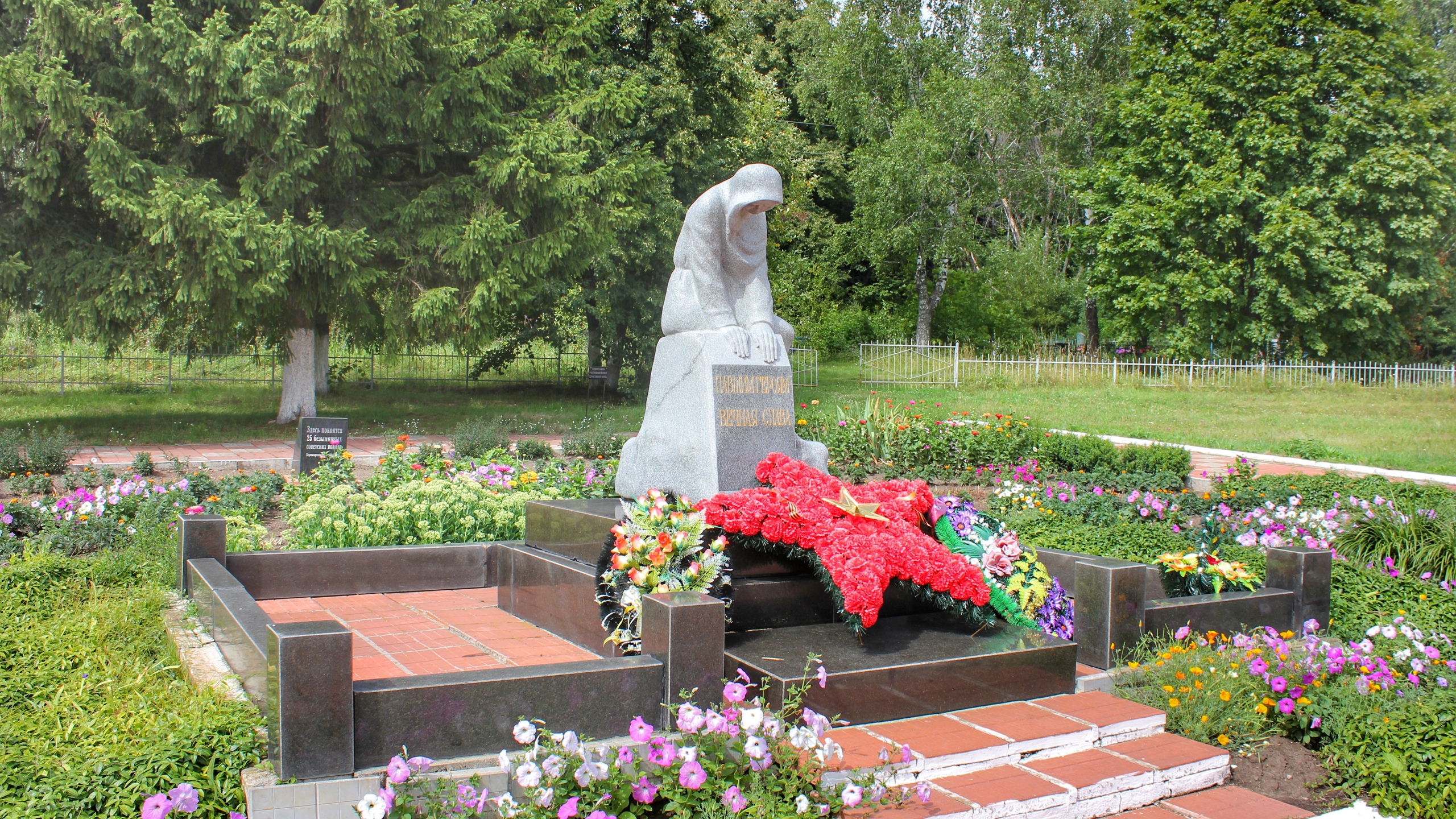 Памятник скорбящей матери на территории военно-исторического комплекса