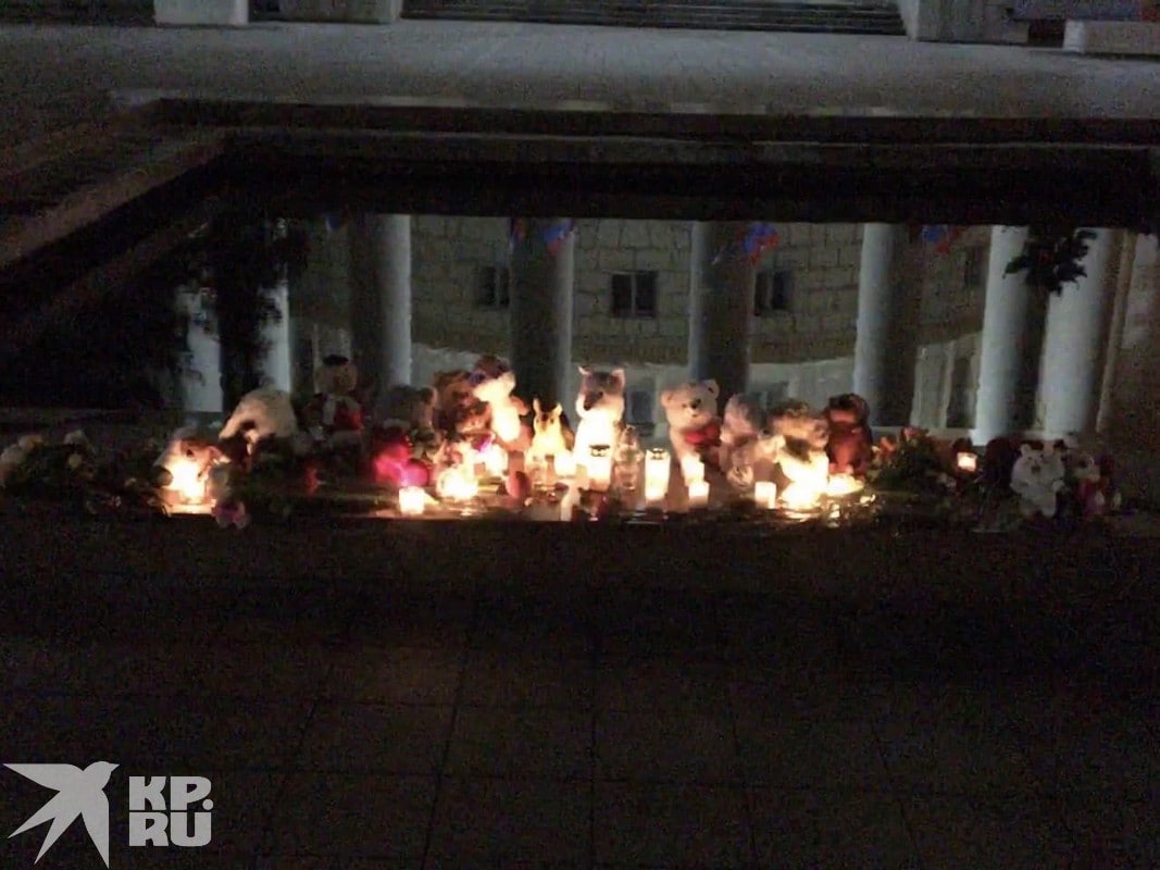 Свечи в память о спортсменках горят у Дома профсоюзов. Фото предоставлено очевидцами