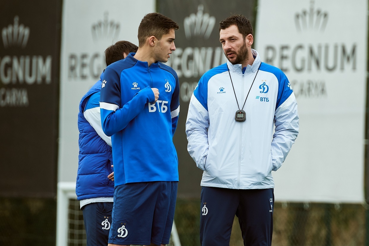 Сандро Шварц помогает молодым игрокам