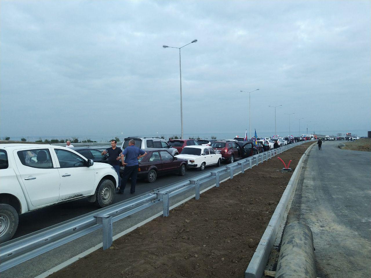Май 2018 года, едут первые автомобили по мосту