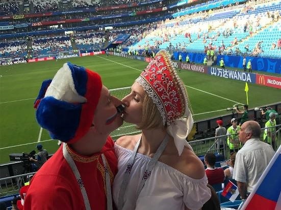 Действительно, можно сходить с компанией на матч, где, обсудив игру, можно завести знакомство.