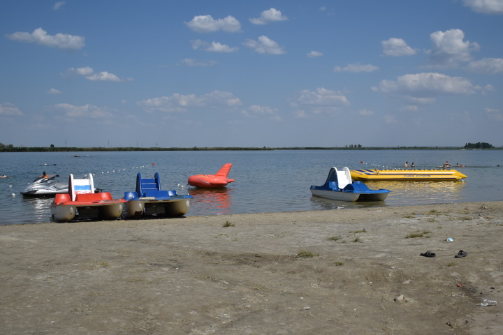 Можно покататься по воде на банане и на катамаране. Фото: СЕЛИМОВ Артур