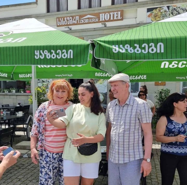 Татьяна Кравченко и Федор Добронравов на улицах Тбилиси. Фото: соцсети