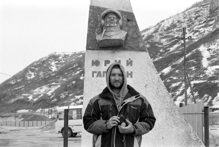 Фотограф Александр Гайворон на фоне памятника Гагарину. Источник: Instagram @list.sakhalin
