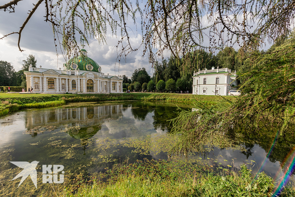 Торжественный Грот (слева) и скромный Итальянский домик (справа).