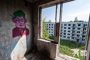 В панельных домах жили семьи офицеров и прапорщиков. И когда-то под окнами здесь была детская площадка.