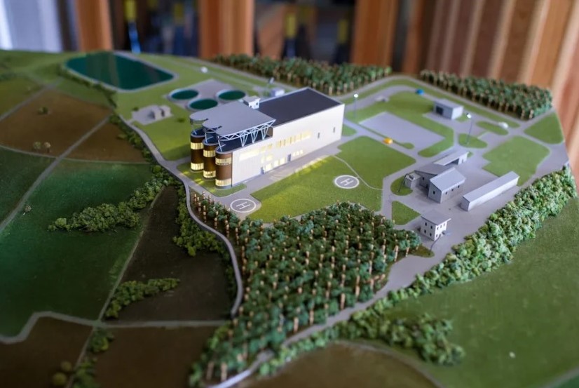 В зале для гостей расположен макет винодельни