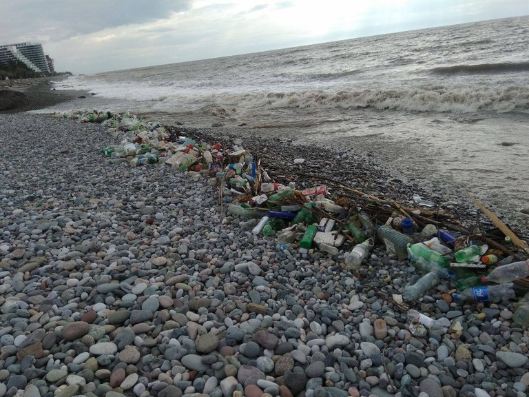 После дождя еще несколько дней отдыхающие наблюдают на пляжах мусор. Фото: личный архив героев