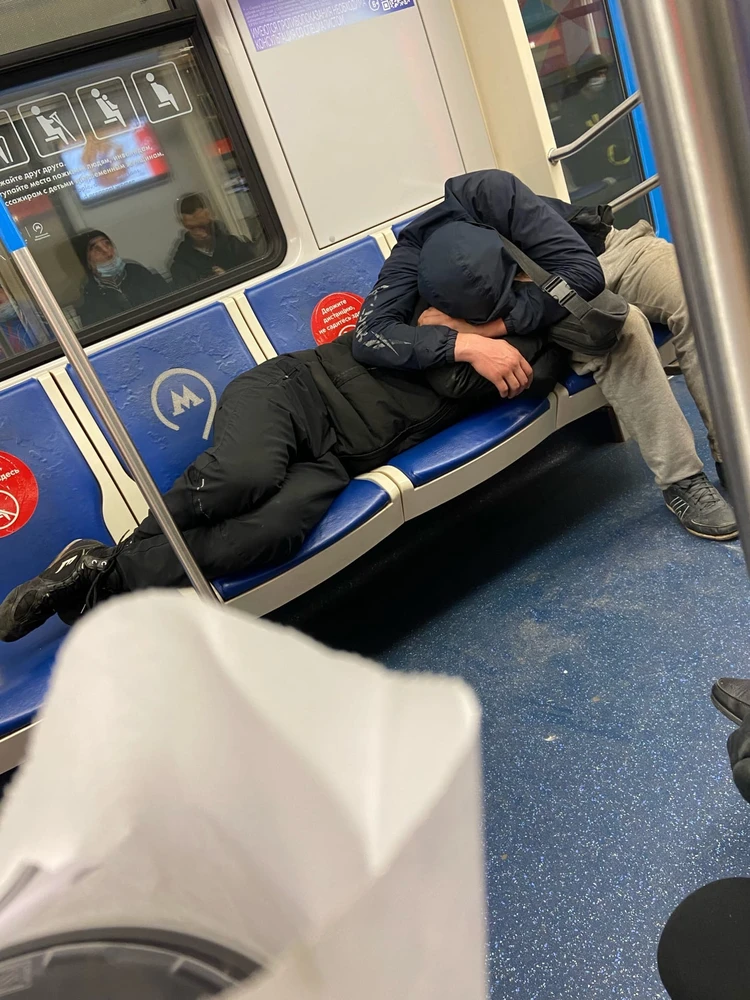 Педофил пристал к школьнице в петербургском метро