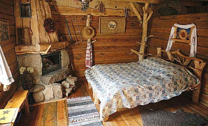 Внутри землянка выглядит вполне уютно. Фото: planetabelarus.by