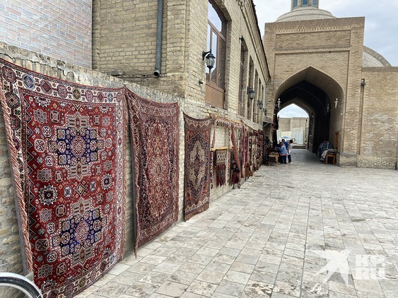 Бухара. Ковры ручной работы, один из самых популярных сувениров у путешественников по Узбекистану.