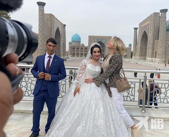 Площадь Регистан в Самарканде, здесь всегда очень много свадеб.