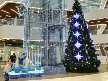 В ТРЦ уже царит праздничная атмосфера.