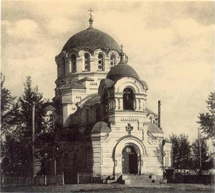 Дәретханадағы әйел үстемдігі Қыздар ағынға түсіп, әрі қарай жалғастырады