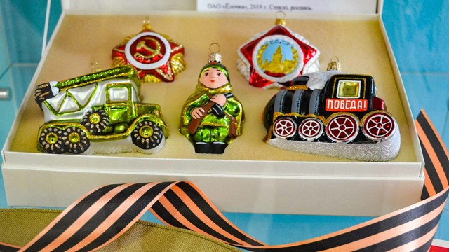 Во время войны елочные игрушки выпускались в виде солдатов и военной техники.