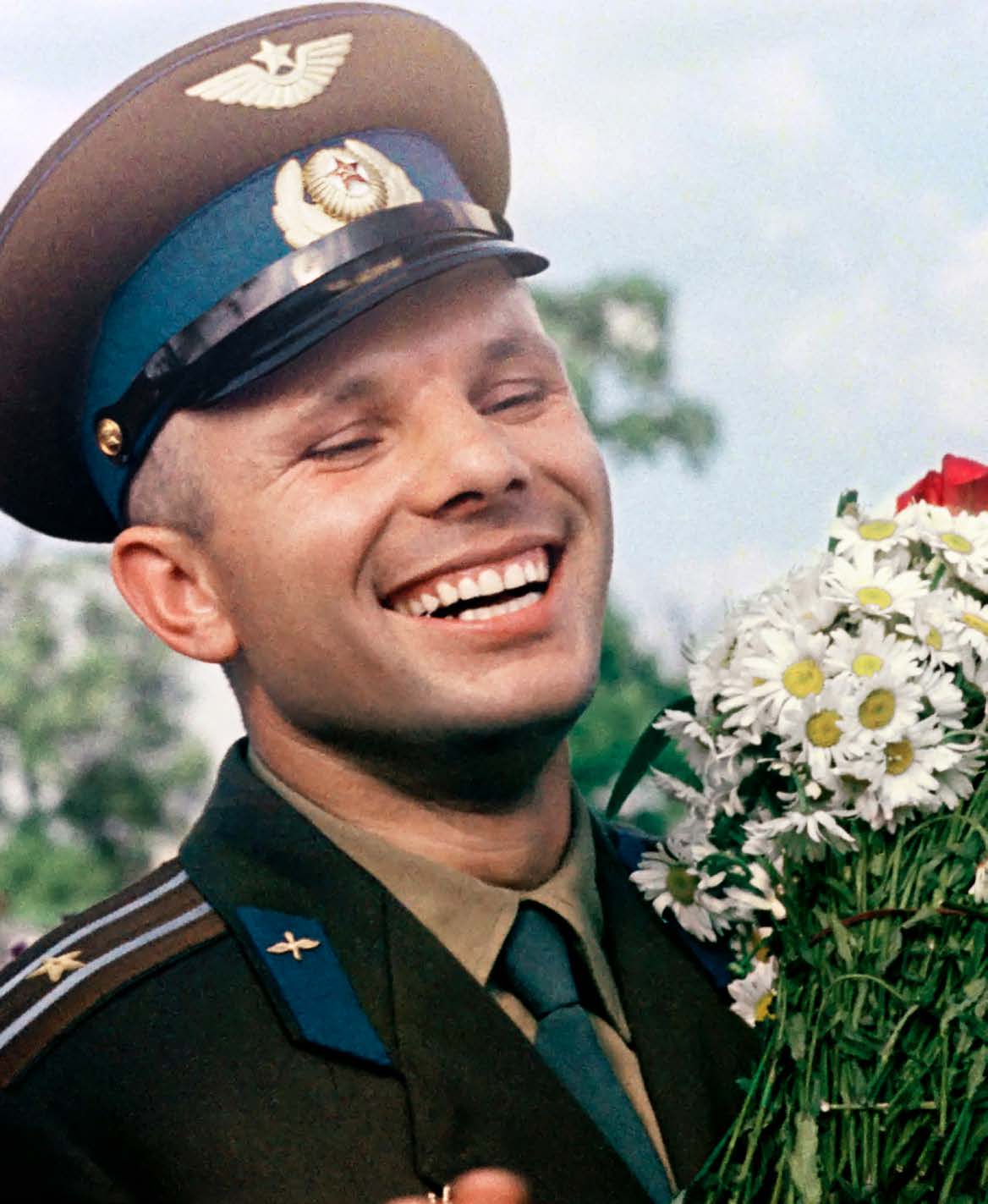 Выходил ли гагарин в открытый космос