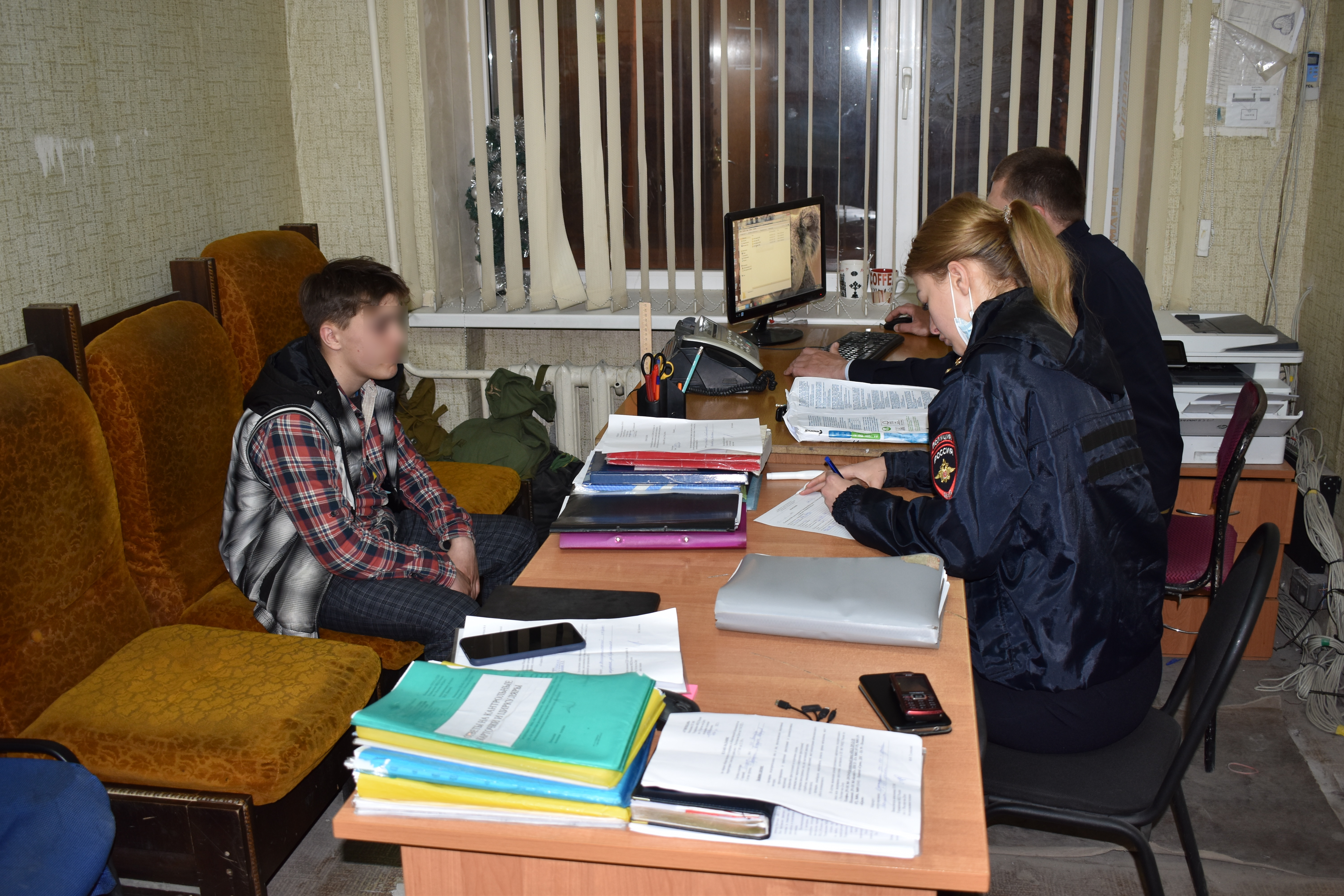 Если сначала 15-летний подросток получал предупреждения за то, что гулял после 22 часов, то теперь маме пришлось забирать его из отдела.