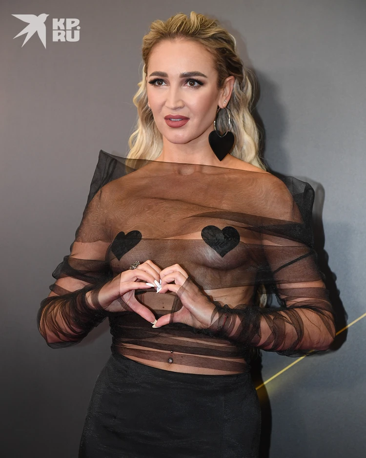 Миссионерлік стильде кішкентай аққұбамен порно Порно журнал магма