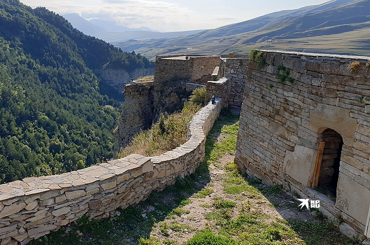 После депортации чеченцев и ингушей в мае 1944 года Хой был заброшен, как и сотни других аулов в Чечне и Ингушетии