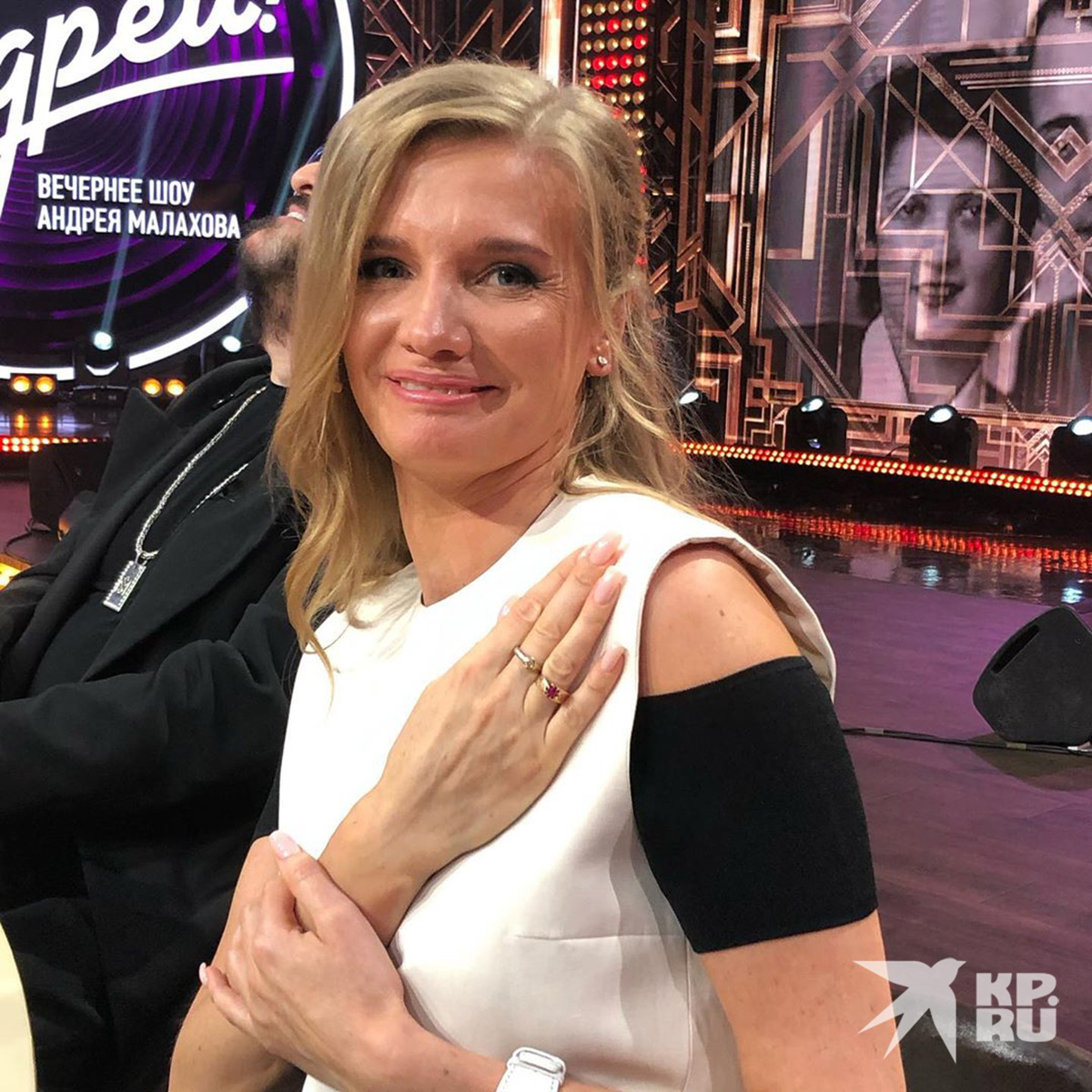 Светлана показала кольцо — подарок мужа на помолвку. Фото — канал «Россия», программа «Привет, Андрей!».